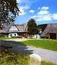 Vyso�ina, �ty�bok� usedlost z Lezn�ku a polygon�ln� stodola ze S�dku u Poli�ky